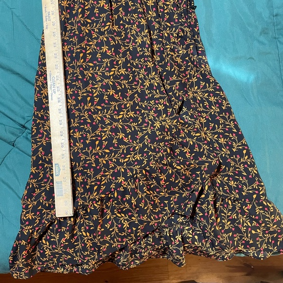 Old Navy floral faux wrap dress with asymmetrical hem - Picture 4 of 5